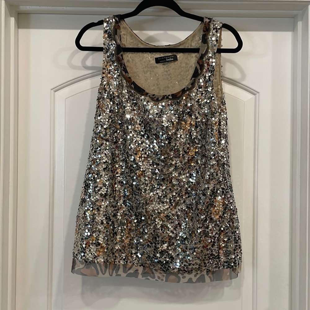 Tank top, leopard pattern and sequence